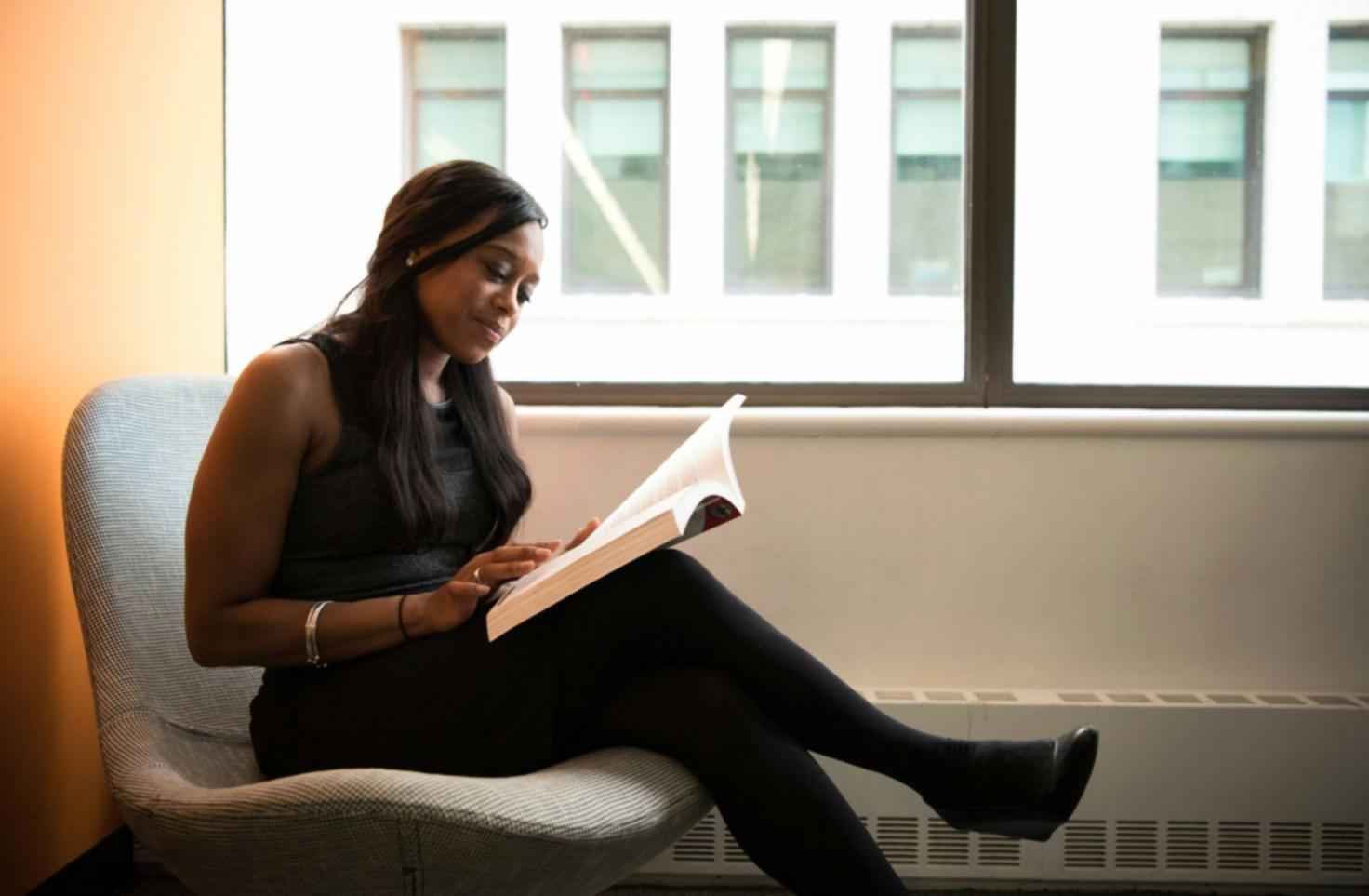 Team bei der Arbeit an Finanzlösungen im Berliner Büro